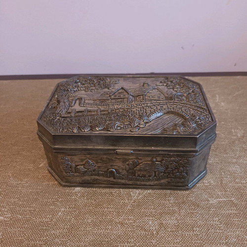 Embossed jewelry box 15x10x6 cm like new