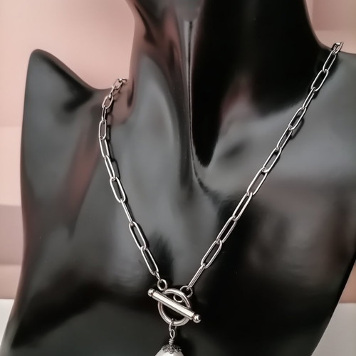 Statement steel necklace with pearl in paperclip style