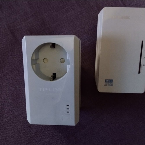 TP Link TL-PA4220p WiFi Extender like new