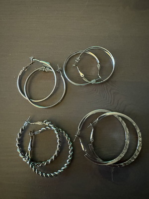 Σκουλαρίκια 4 σετ ασημί χρώμα σαν καινούργια