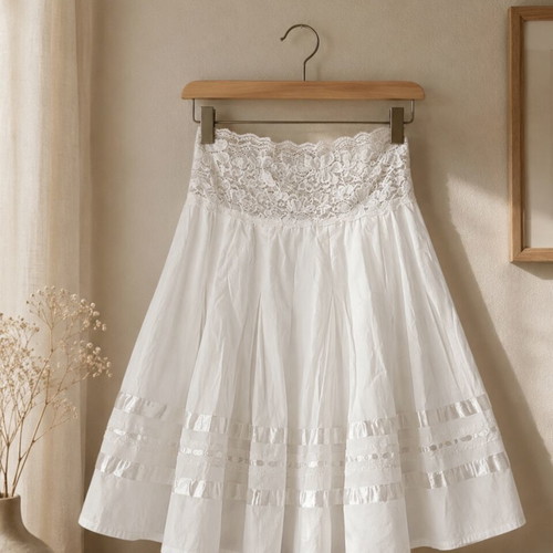 White romantic style skirt like new, sizes S/M, lace details