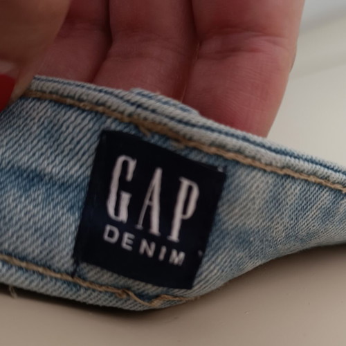 Gap women's high-waisted slim blue jeans with knee rips like new