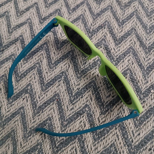 Children's sunglasses used with small scratch