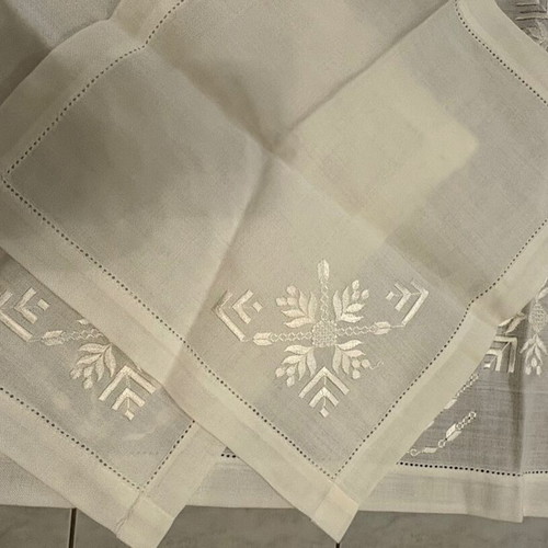 Table runner with napkins and placemats