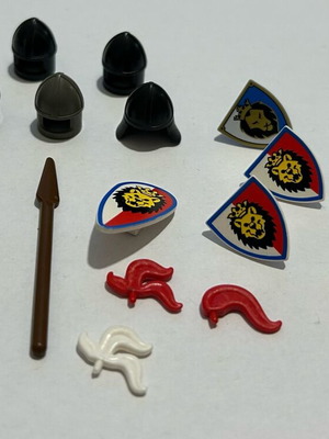 Lego Knights комплект аксесоари употребяван с износване на две каски