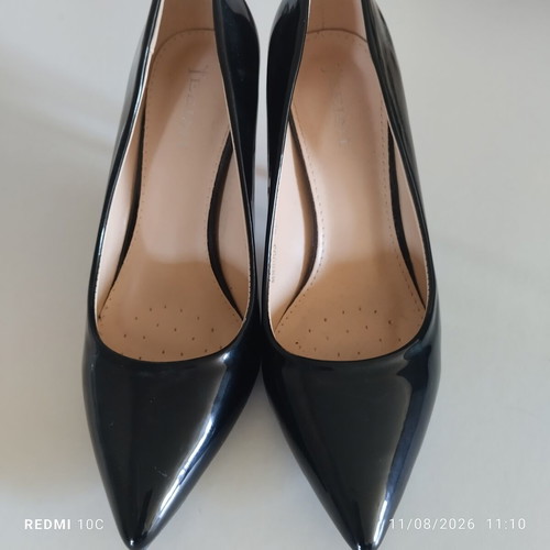 Patent leather pumps like new, size 38, black