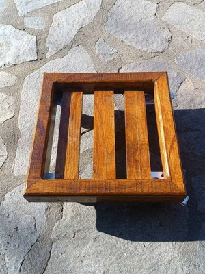 Ξύλινη βάση γλάστρας από καστανιά 32x32cm με προαιρετικές ρόδες