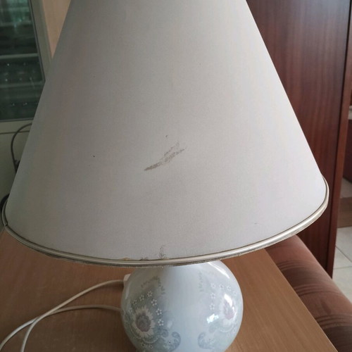 Table lamp like new with porcelain base