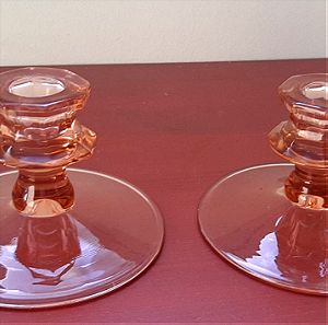 Ροζ γυαλί, 2 κηροπήγια, εποχής Κραχ. Αμερικάνικα συλλεκτικά.