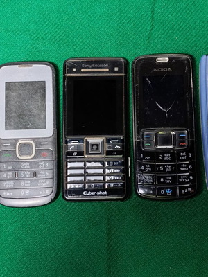 Πακέτο 5 vintage κινητών τηλεφώνων Nokia και Sony Ericsson χωρίς μπαταρίες