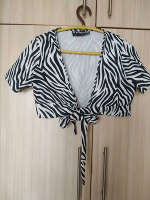 Crop top black and white S in excellent condition