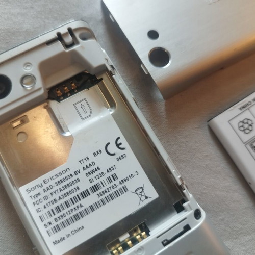 Sony Ericsson T715 mobile phone