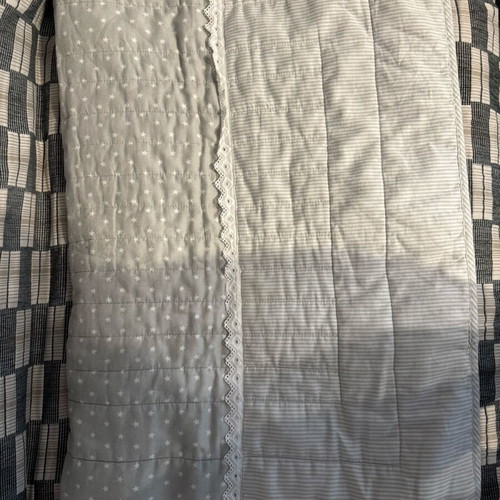 Down Town crib quilt grey like new