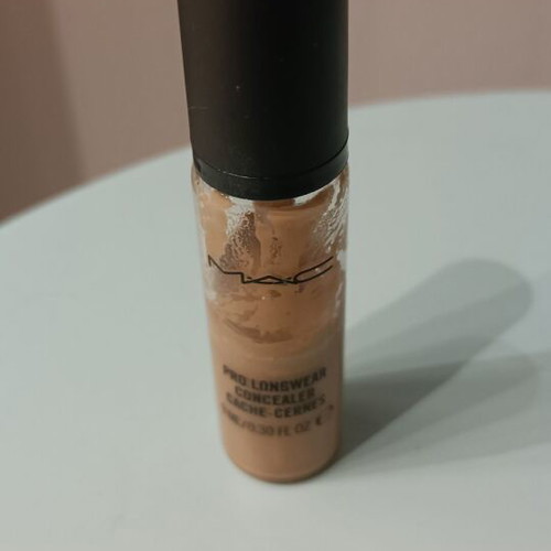 Mac eye kohl black eyeliner and NW20 concealer used