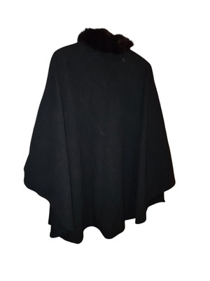 Sleeveless coat used with fur collar and shoulder pads