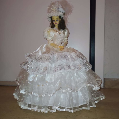 Wind-up doll used with sound and movement
