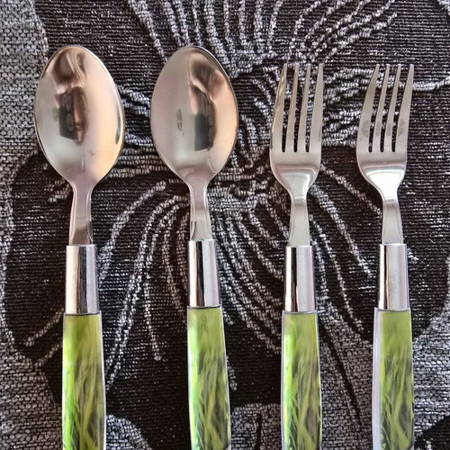 Various kitchen items like new, pack
