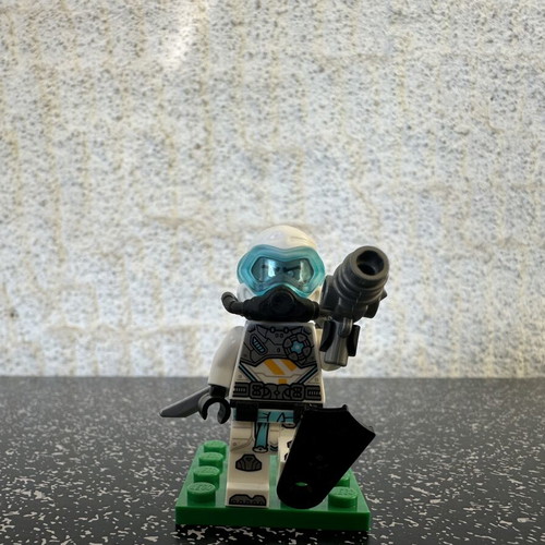 Lego Ninjago Zane Seabound Scuba minifigure like new missing one flipper
