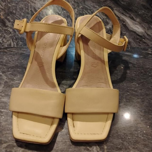 Marco Tozzi yellow sandals with thick 7 cm heel size 38 like new