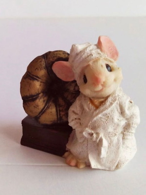 Mouse figure made of resin like new, height 5.5cm