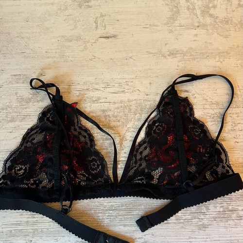 Lace black bralette with floral embroidery and chest straps like new