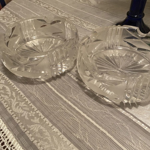Set of two carved crystal ashtrays like new, 13cm diameter