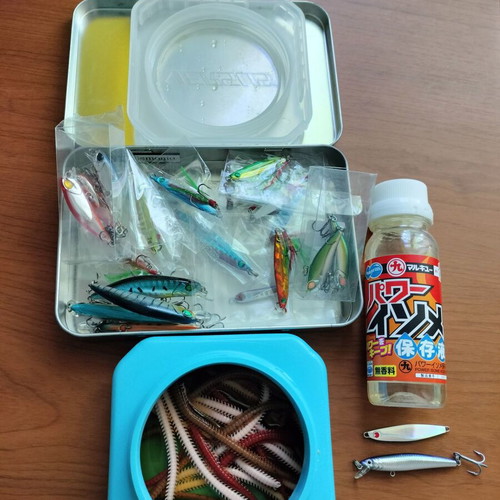 Marikoua container with lures like new