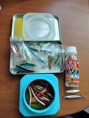 Marikoua container with lures like new