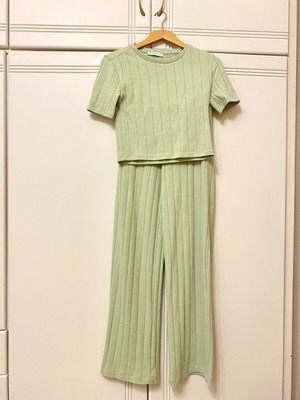 Stradivarius pistachio set, sizes S top and XS bottom, like new
