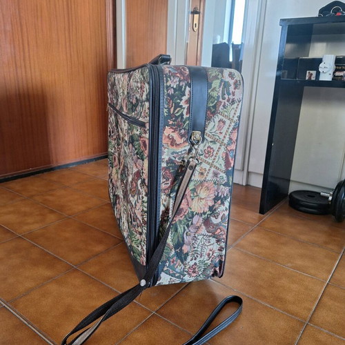 American Tourister vintage suitcase like new, multicolor