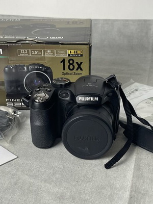 Fujifilm FinePix S2500HD 12.2MP digital bridge camera used, complete set with box and CD