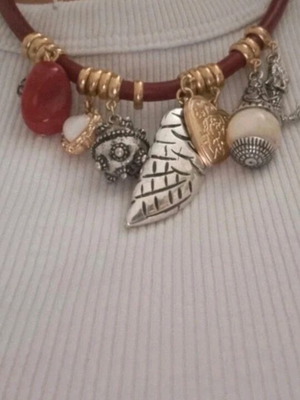Necklace like new with motifs from Zara