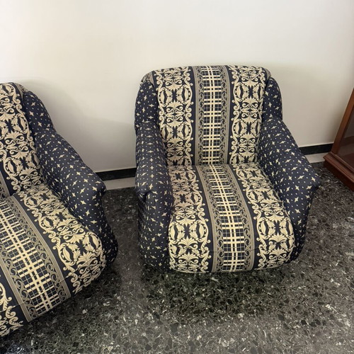 Living room set like new with 2 armchairs and 2 stools, baroque fabric