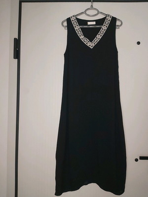 Black maxi dress like new with V embroidery size M