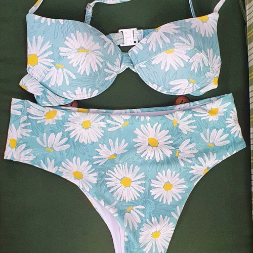 Shein swimsuit medium with beautiful daisies like new, white and green