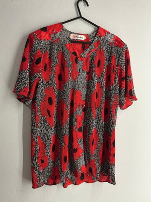 Vintage pleated floral shirt red and black like new, size M/S