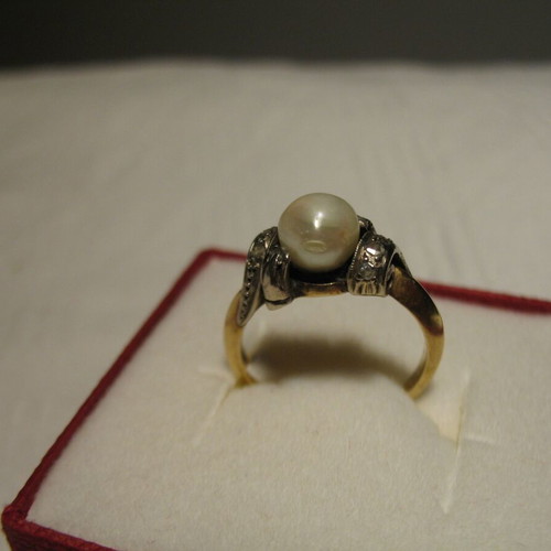 Vintage 18k gold ring with a genuine pearl and 8 diamonds.