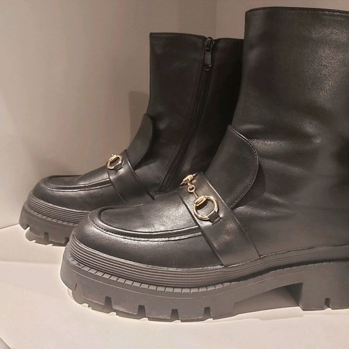 Black boots size 41 like new with lining