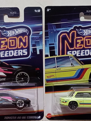 Hot Wheels Neon Speeders αυτοκινητάκια Toyota AE-86 Corolla και BMW 2002, σετ 2