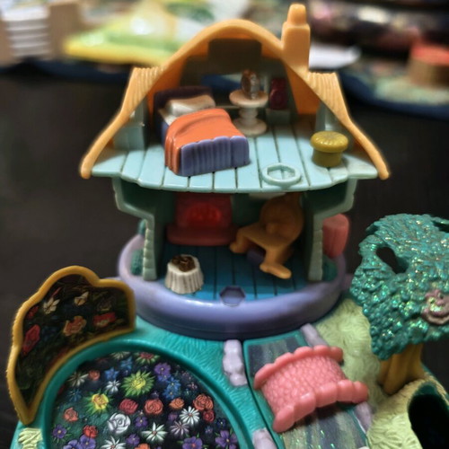 Polly Pocket Alice in Wonderland used Disney set with figures