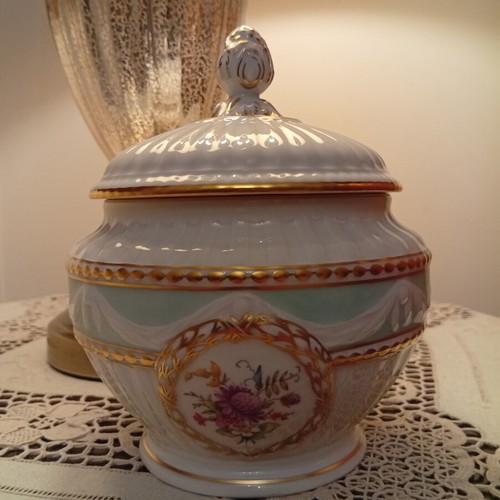 KPM Berlin porcelain bonbonniere like new, collectible edition