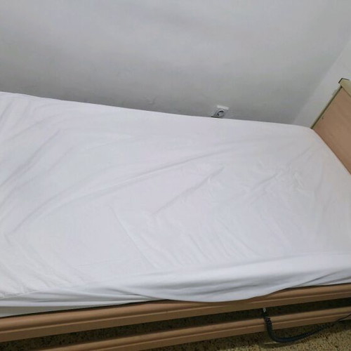 Single hospital bed like new with remote control and 4 motors