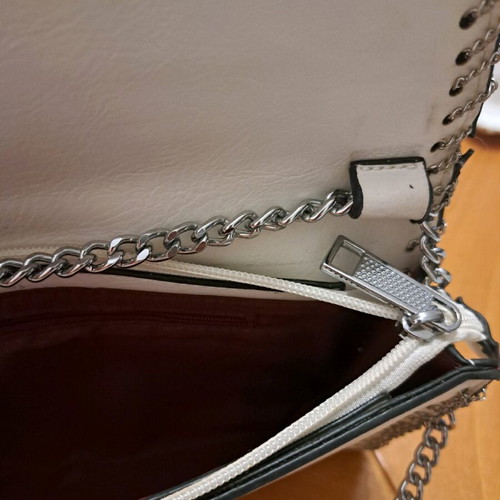 Vintage shoulder bag in very good condition with chain, white