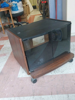 Retro TV and Hi-Fi cabinet like new with wheels and glass doors