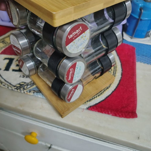 Spice stand like new with jars and wooden decoration