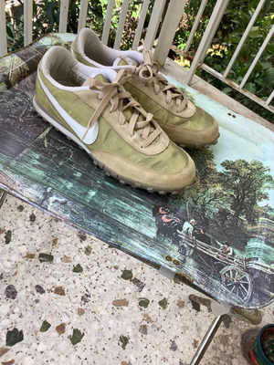 Nike sneakers μεταχειρισμένα, νούμερο 42, χρυσαφί με σουεντ δέρμα