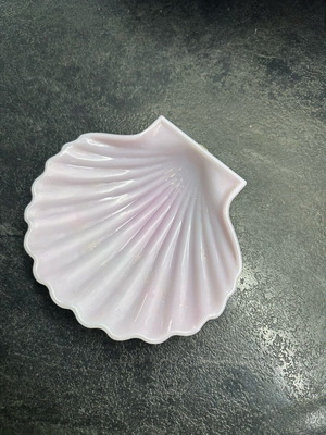 Shell soap dish like new, soft pink