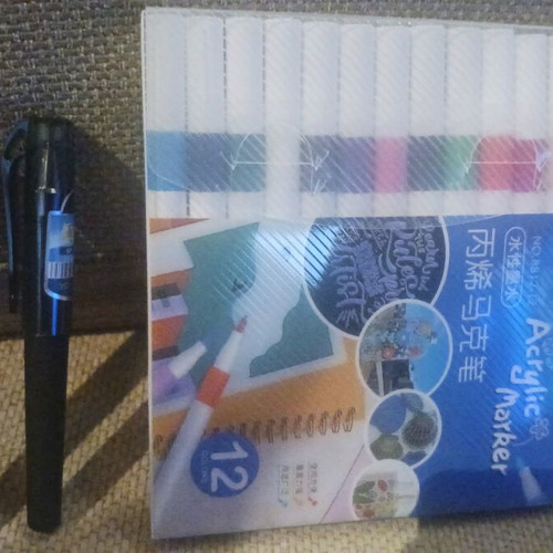 Set of markers and mini pens new, 12 markers 2 mini