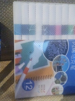 Set of markers and mini pens new, 12 markers 2 mini