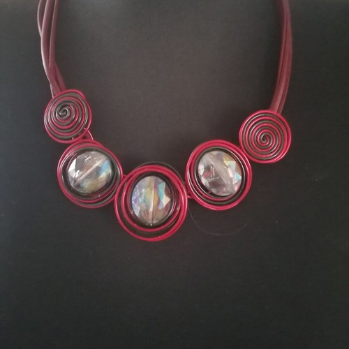 Bordeaux Necklace like new, dark red color